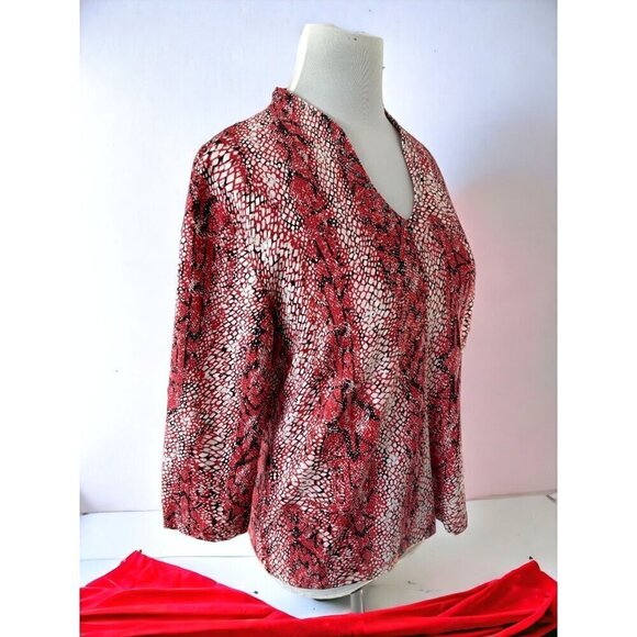 Hearts of Palm Petite red animal patterned quarter sleeve vneck blouse NEW PL - Picture 3 of 9